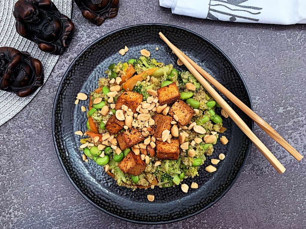 RECEPT: Quinoa so zeleninou, marinovaným tofu a arašidmi